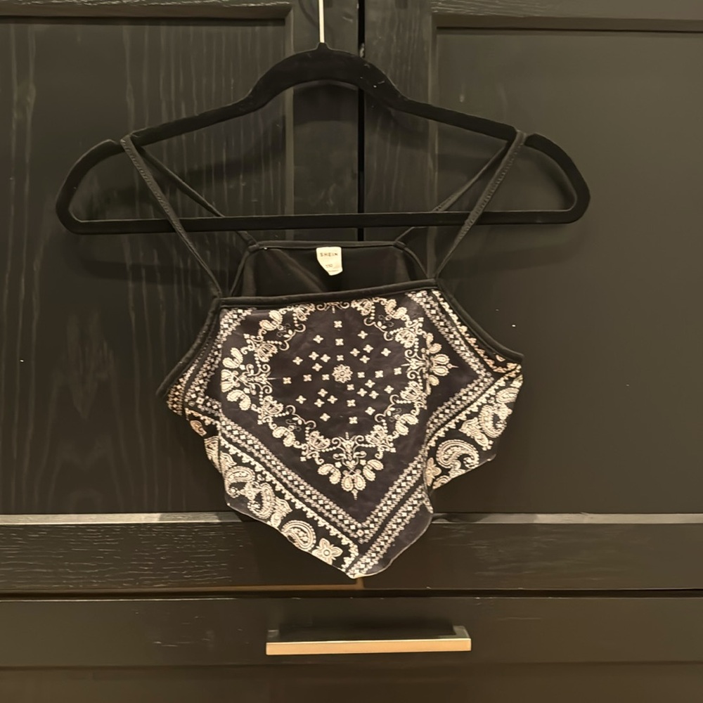 Cute vintage top
Black and white